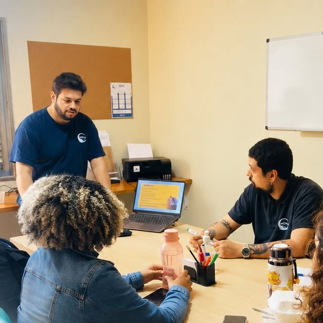 Comunicação clara entre equipes e famílias